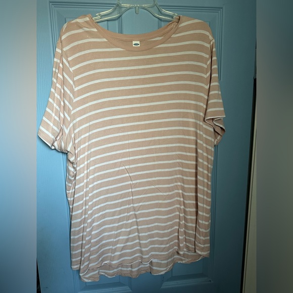 Old navy tee - Picture 1 of 4